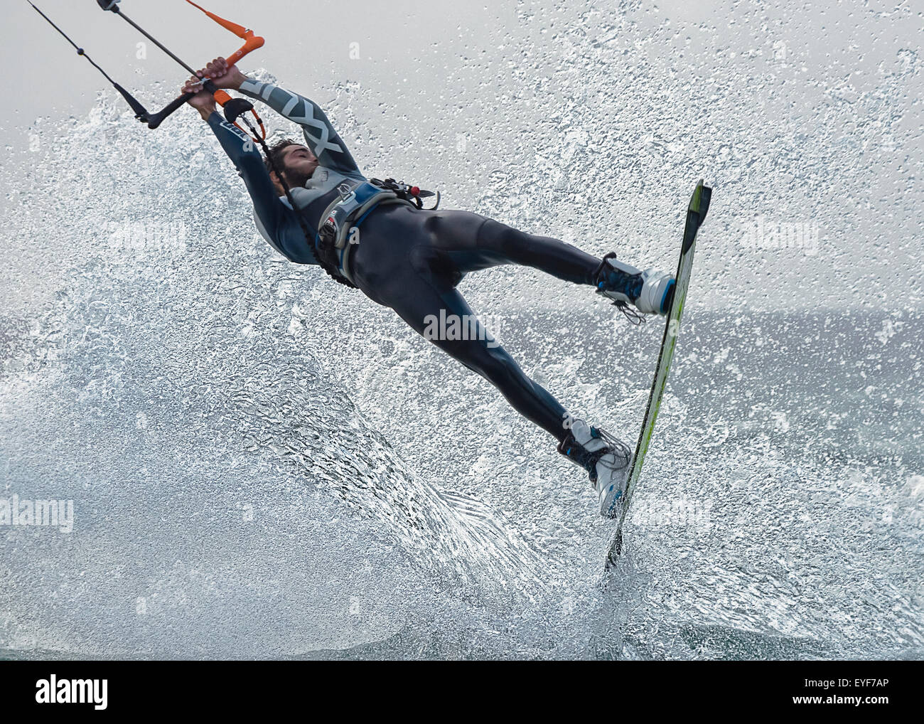 Un homme le kitesurf ; Tarifa, Cadix, Andalousie, Espagne Banque D'Images