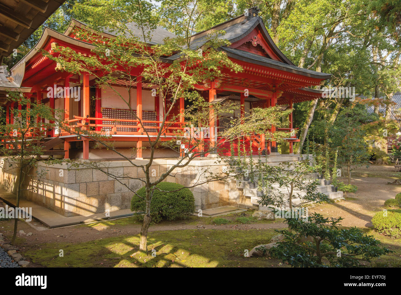 Red Japanese temple building et jardin ; de Arashiyama, Kyoto, Japon Banque D'Images