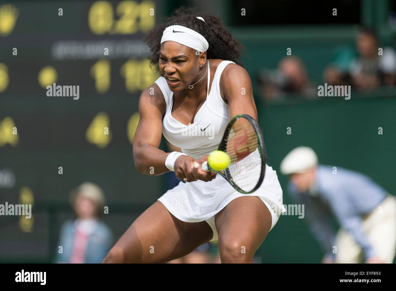 07.07.2015. Le Wimbledon Tennis Championships 2015 tenue à l'All England Lawn Tennis et croquet Club, Londres, Angleterre, Royaume-Uni. Serena Williams (USA) [1] v Victoria Azarenka (CRO) [23], Simple dames - Quart de finale sur le Court central. Banque D'Images