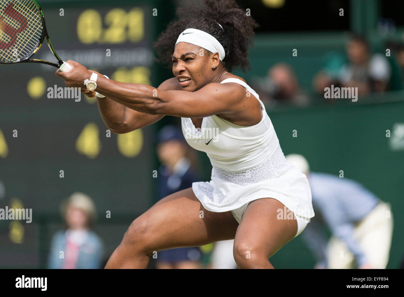 07.07.2015. Le Wimbledon Tennis Championships 2015 tenue à l'All England Lawn Tennis et croquet Club, Londres, Angleterre, Royaume-Uni. Serena Williams (USA) [1] v Victoria Azarenka (CRO) [23], Simple dames - Quart de finale sur le Court central. Banque D'Images