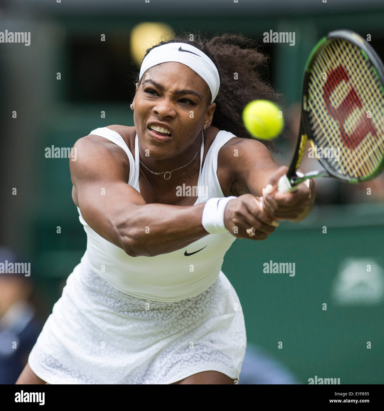 07.07.2015. Le Wimbledon Tennis Championships 2015 tenue à l'All England Lawn Tennis et croquet Club, Londres, Angleterre, Royaume-Uni. Serena Williams (USA) [1] v Victoria Azarenka (CRO) [23], Simple dames - Quart de finale sur le Court central. Banque D'Images