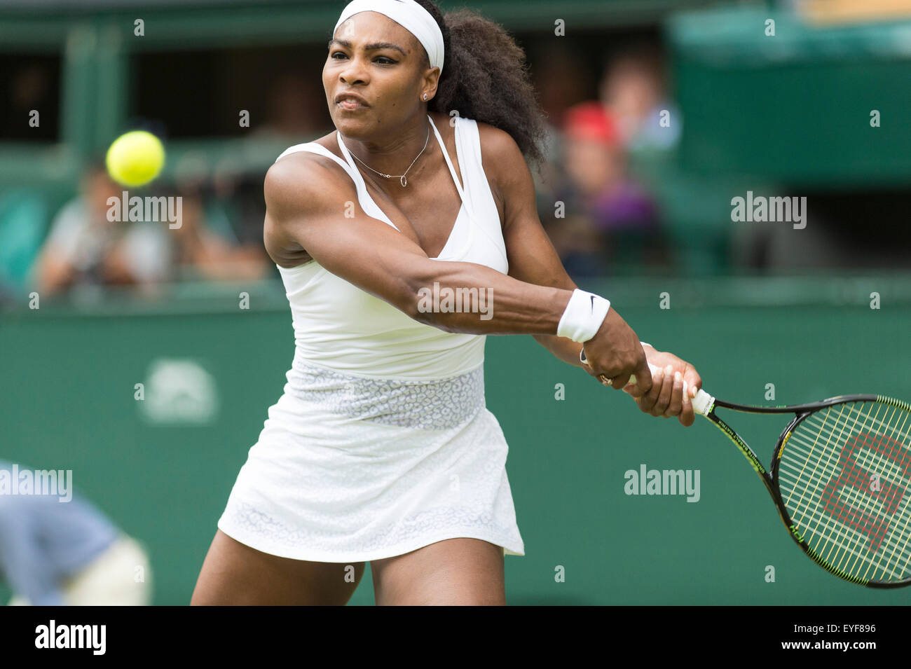 07.07.2015. Le Wimbledon Tennis Championships 2015 tenue à l'All England Lawn Tennis et croquet Club, Londres, Angleterre, Royaume-Uni. Serena Williams (USA) [1] v Victoria Azarenka (CRO) [23], Simple dames - Quart de finale sur le Court central. Banque D'Images