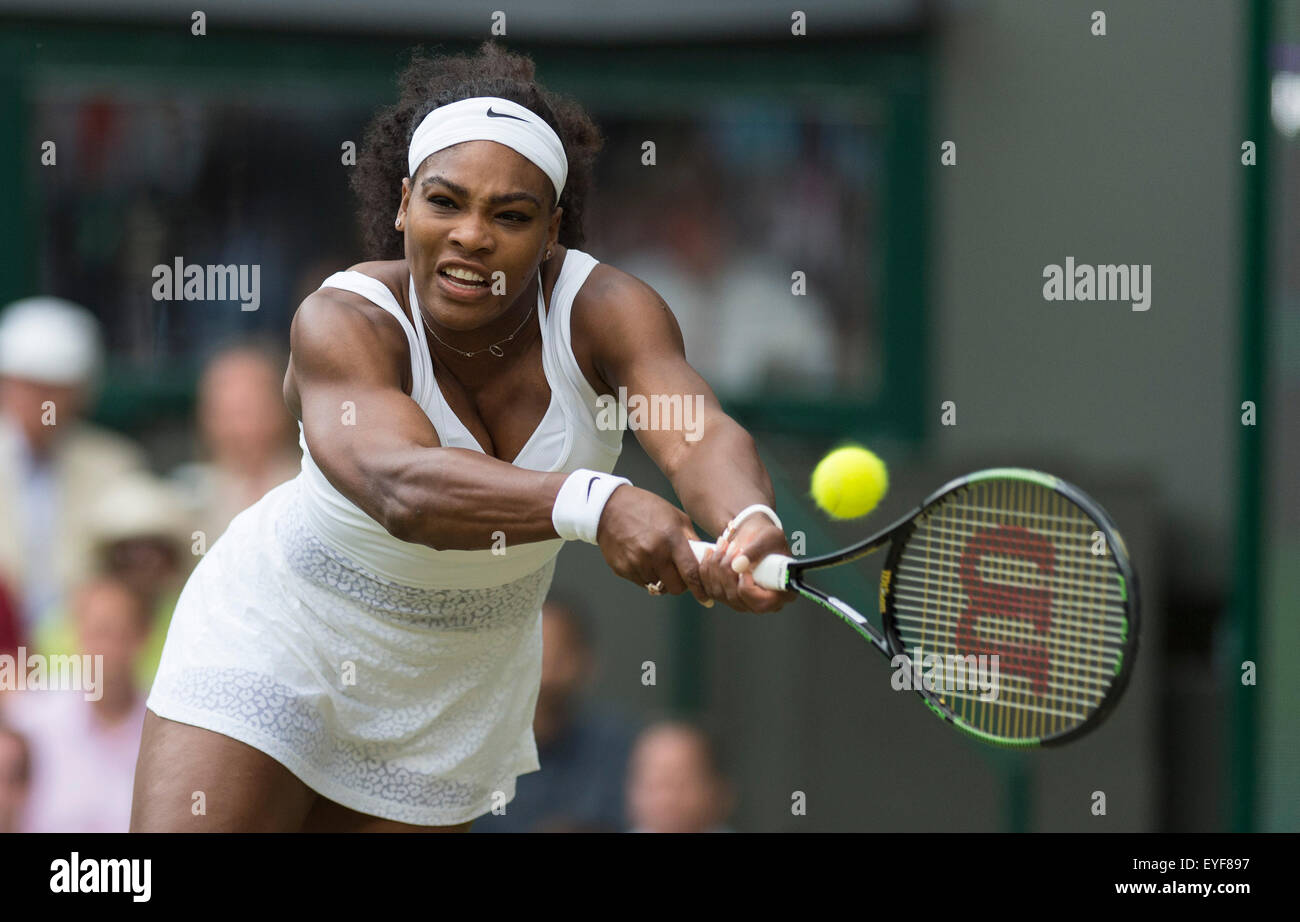 07.07.2015. Le Wimbledon Tennis Championships 2015 tenue à l'All England Lawn Tennis et croquet Club, Londres, Angleterre, Royaume-Uni. Serena Williams (USA) [1] v Victoria Azarenka (CRO) [23], Simple dames - Quart de finale sur le Court central. Banque D'Images