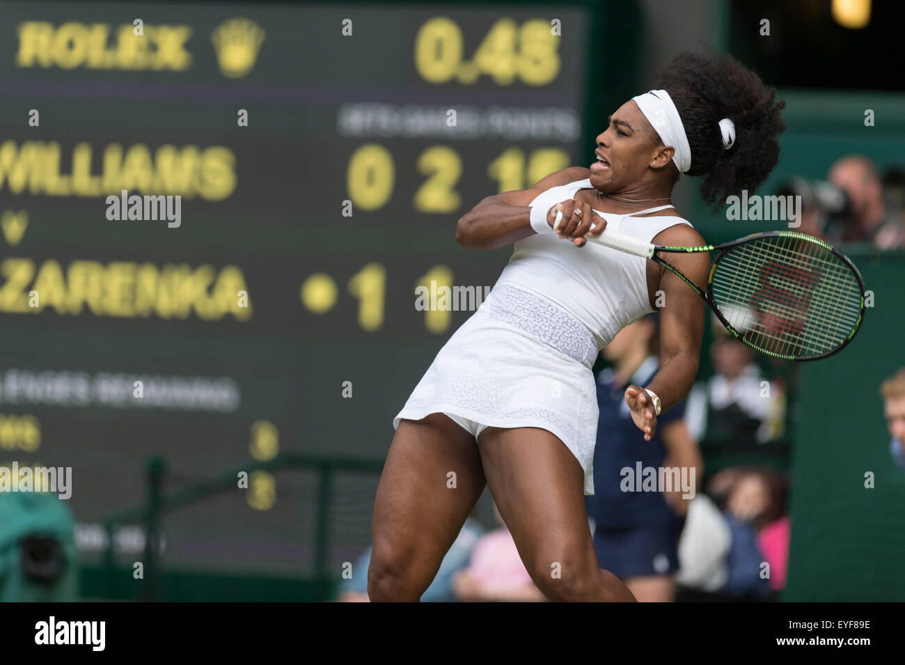07.07.2015. Le Wimbledon Tennis Championships 2015 tenue à l'All England Lawn Tennis et croquet Club, Londres, Angleterre, Royaume-Uni. Serena Williams (USA) [1] v Victoria Azarenka (CRO) [23], Simple dames - Quart de finale sur le Court central. Banque D'Images