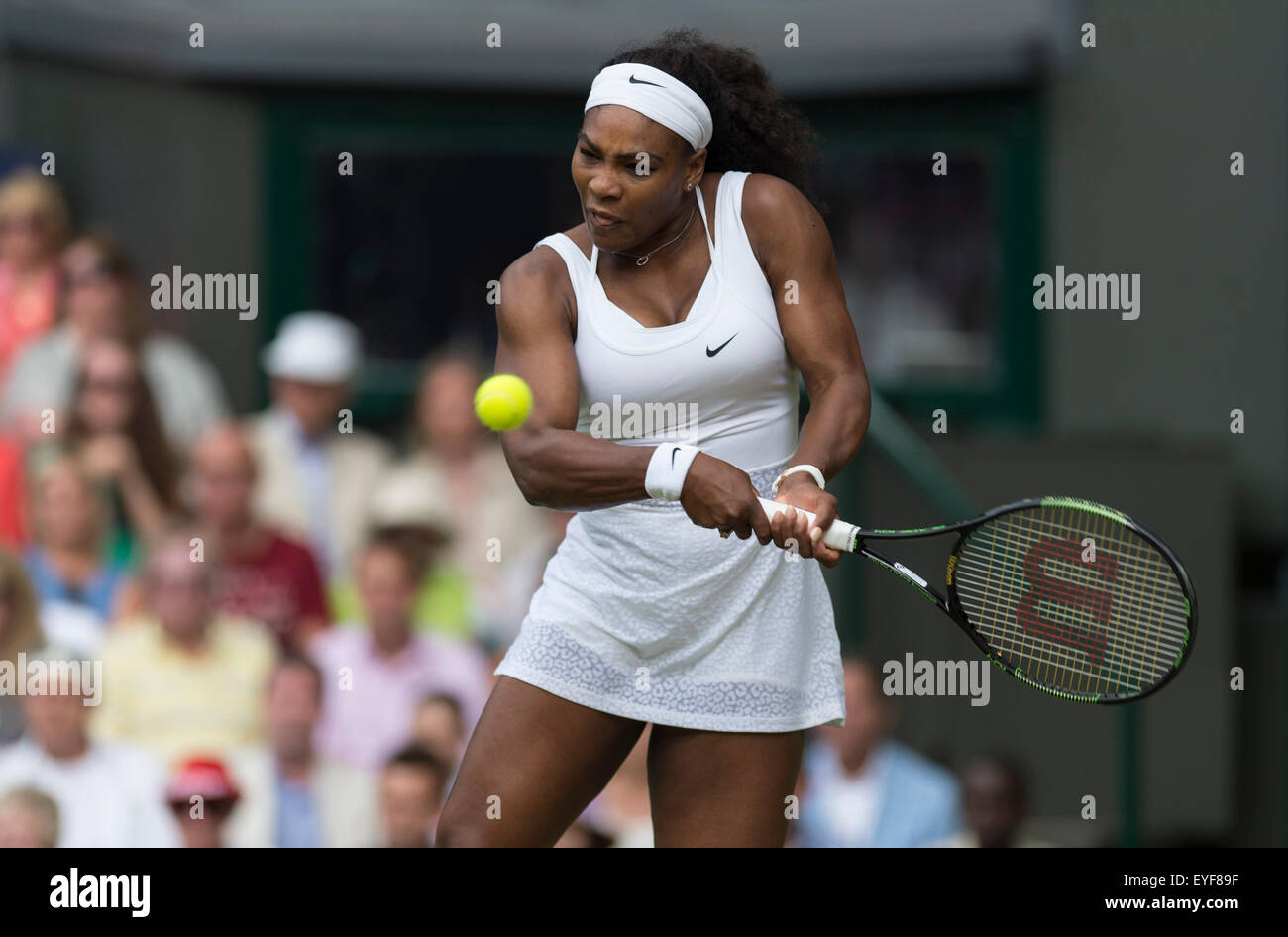 07.07.2015. Le Wimbledon Tennis Championships 2015 tenue à l'All England Lawn Tennis et croquet Club, Londres, Angleterre, Royaume-Uni. Serena Williams (USA) [1] v Victoria Azarenka (CRO) [23], Simple dames - Quart de finale sur le Court central. Banque D'Images