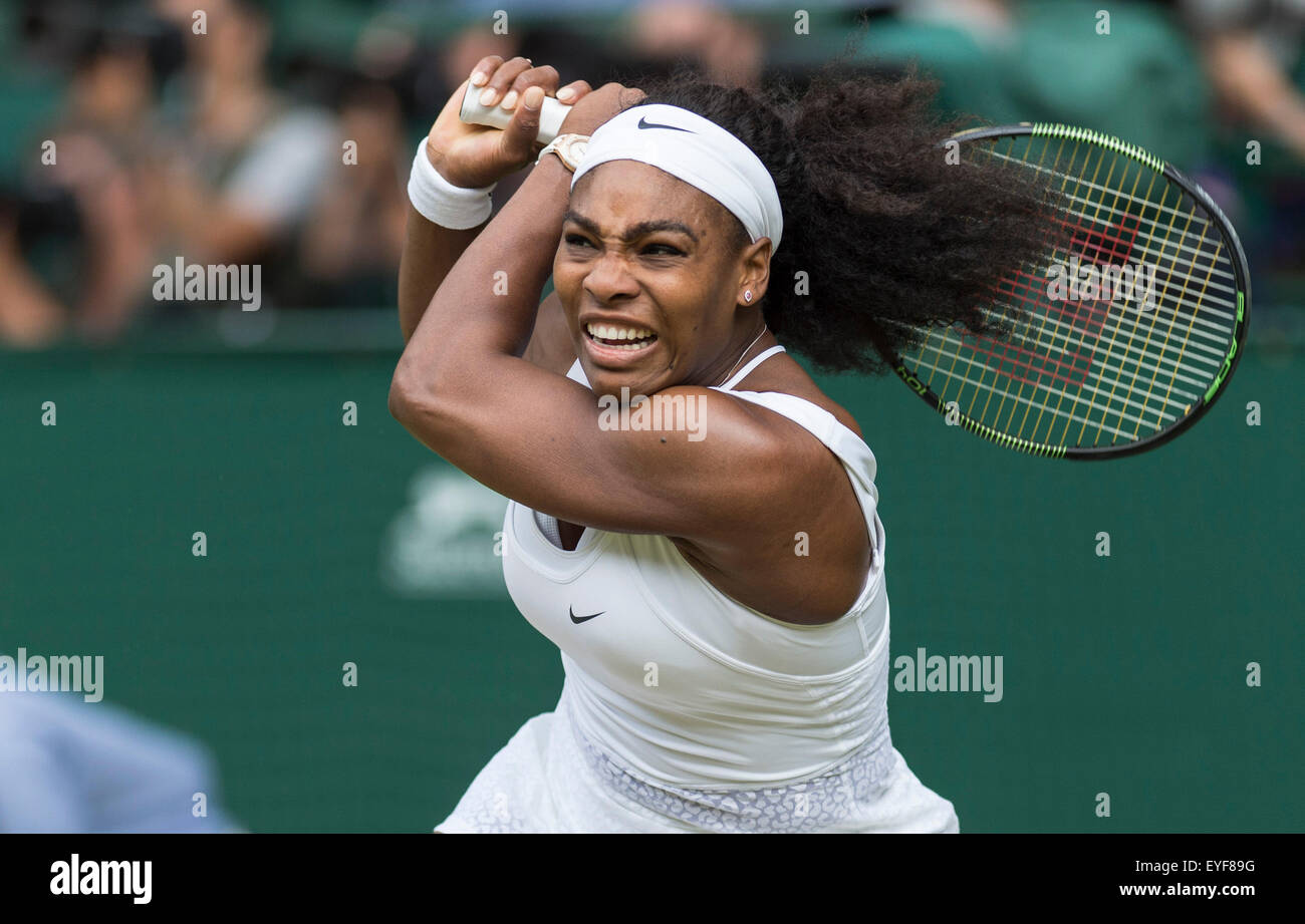 07.07.2015. Le Wimbledon Tennis Championships 2015 tenue à l'All England Lawn Tennis et croquet Club, Londres, Angleterre, Royaume-Uni. Serena Williams (USA) [1] v Victoria Azarenka (CRO) [23], Simple dames - Quart de finale sur le Court central. Banque D'Images