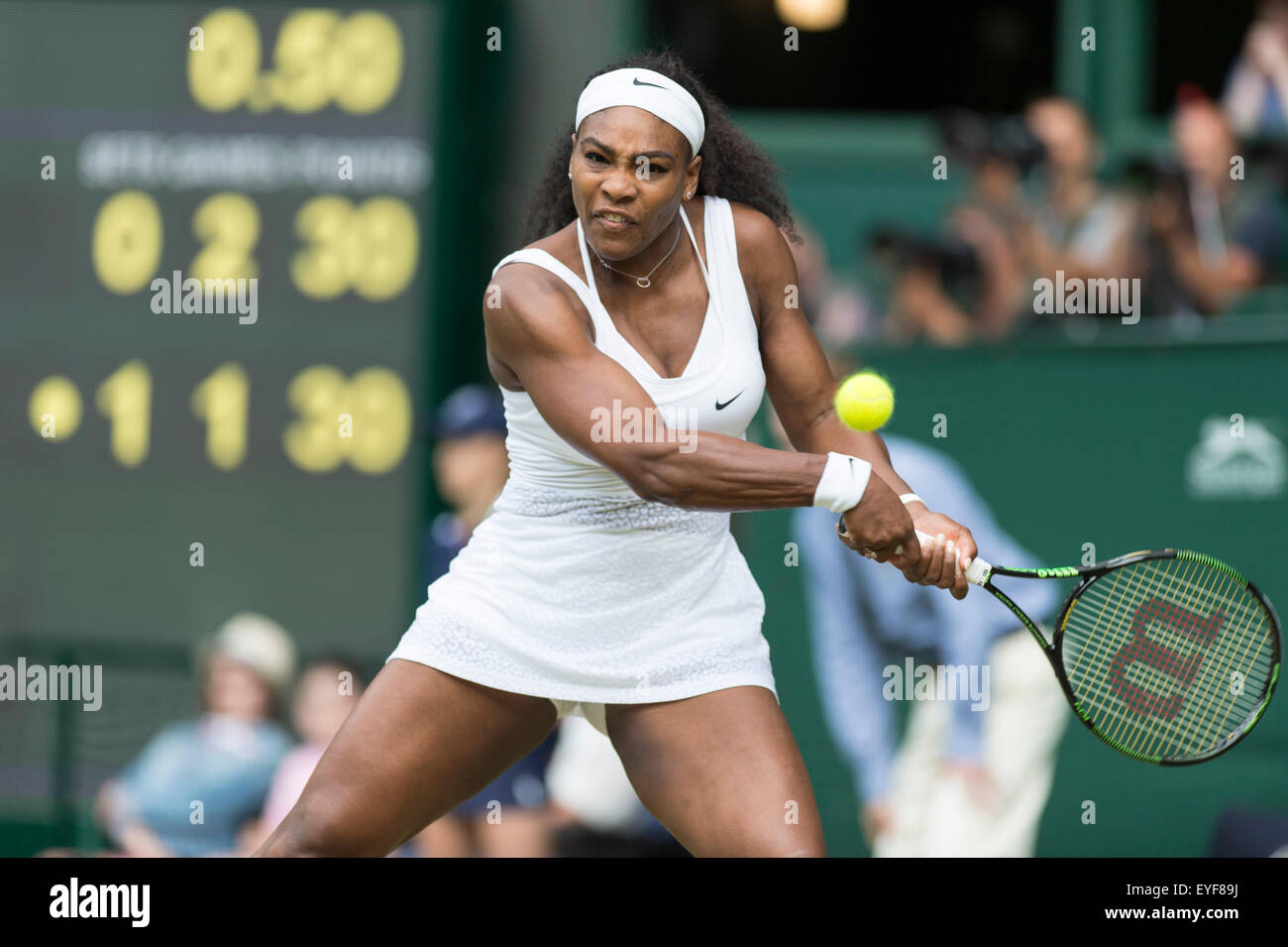 07.07.2015. Le Wimbledon Tennis Championships 2015 tenue à l'All England Lawn Tennis et croquet Club, Londres, Angleterre, Royaume-Uni. Serena Williams (USA) [1] v Victoria Azarenka (CRO) [23], Simple dames - Quart de finale sur le Court central. Banque D'Images