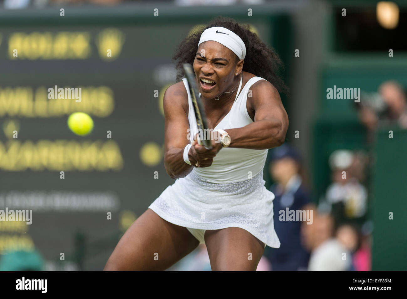 07.07.2015. Le Wimbledon Tennis Championships 2015 tenue à l'All England Lawn Tennis et croquet Club, Londres, Angleterre, Royaume-Uni. Serena Williams (USA) [1] v Victoria Azarenka (CRO) [23], Simple dames - Quart de finale sur le Court central. Banque D'Images