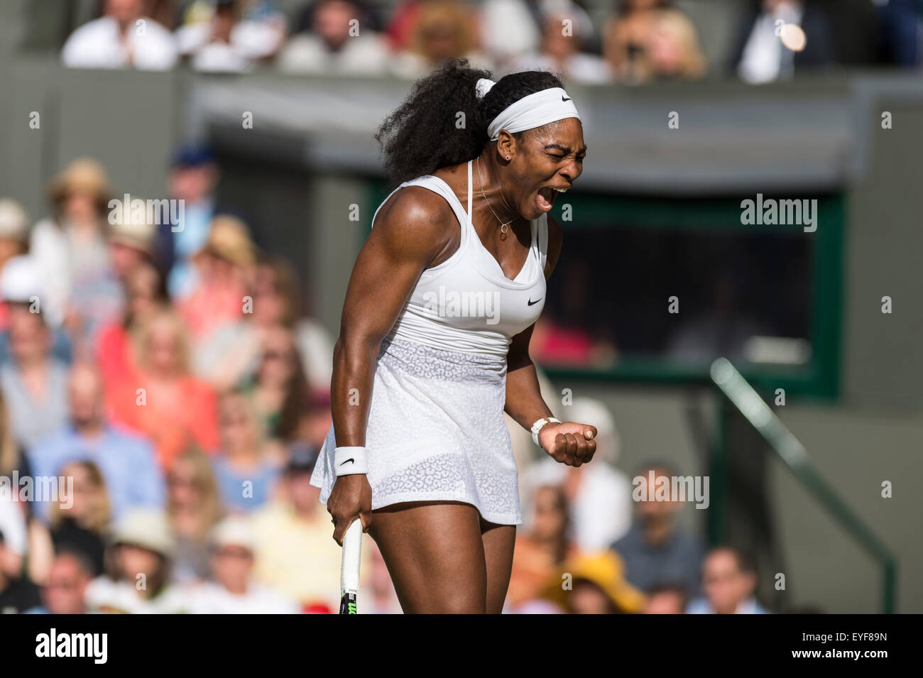 07.07.2015. Le Wimbledon Tennis Championships 2015 tenue à l'All England Lawn Tennis et croquet Club, Londres, Angleterre, Royaume-Uni. Serena Williams (USA) [1] v Victoria Azarenka (CRO) [23], Simple dames - Quart de finale sur le Court central. Banque D'Images