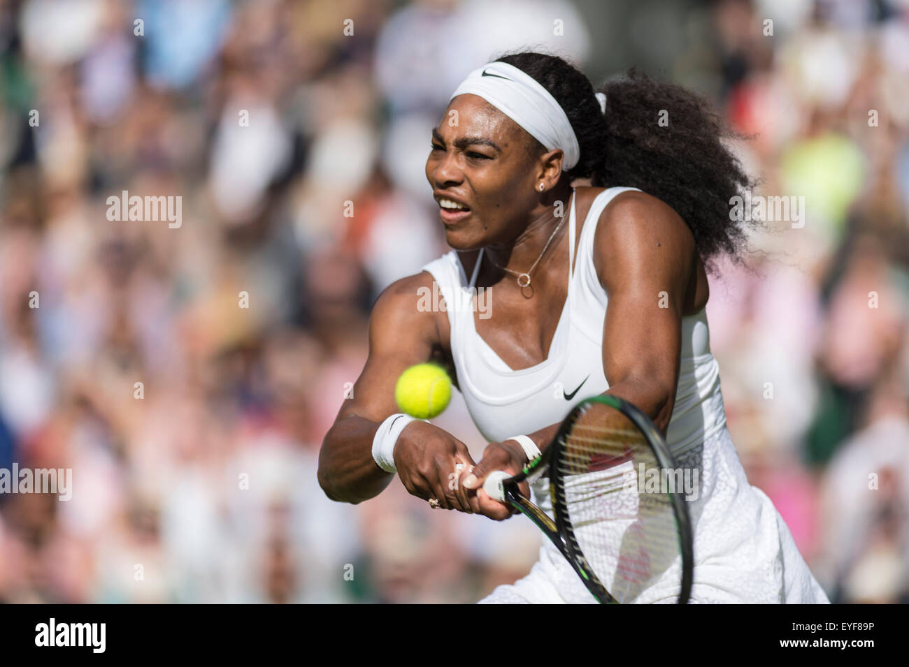 07.07.2015. Le Wimbledon Tennis Championships 2015 tenue à l'All England Lawn Tennis et croquet Club, Londres, Angleterre, Royaume-Uni. Serena Williams (USA) [1] v Victoria Azarenka (CRO) [23], Simple dames - Quart de finale sur le Court central. Banque D'Images