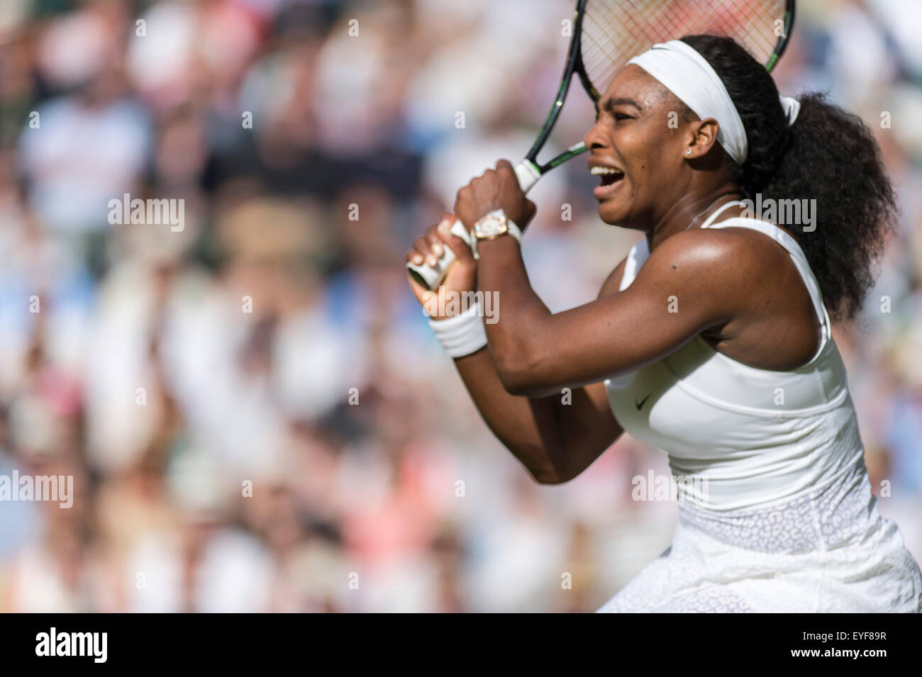 07.07.2015. Le Wimbledon Tennis Championships 2015 tenue à l'All England Lawn Tennis et croquet Club, Londres, Angleterre, Royaume-Uni. Serena Williams (USA) [1] v Victoria Azarenka (CRO) [23], Simple dames - Quart de finale sur le Court central. Banque D'Images