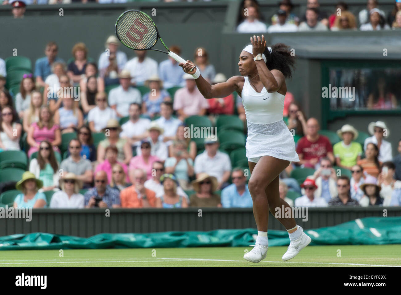 07.07.2015. Le Wimbledon Tennis Championships 2015 tenue à l'All England Lawn Tennis et croquet Club, Londres, Angleterre, Royaume-Uni. Serena Williams (USA) [1] v Victoria Azarenka (CRO) [23], Simple dames - Quart de finale sur le Court central. Banque D'Images