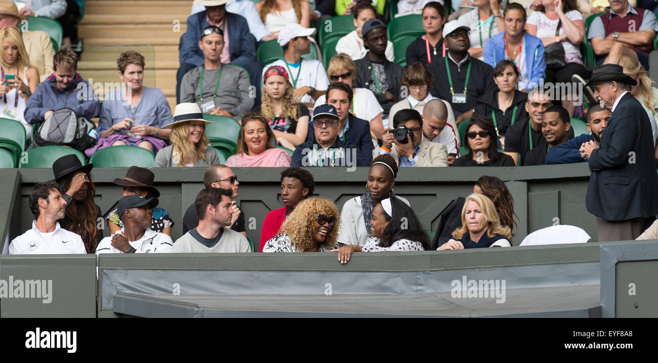 07.07.2015. Le Wimbledon Tennis Championships 2015 tenue à l'All England Lawn Tennis et croquet Club, Londres, Angleterre, Royaume-Uni. Serena Williams (USA) [1] v Victoria Azarenka (CRO) [23], Simple dames - Quart de finale sur le Court central. Banque D'Images