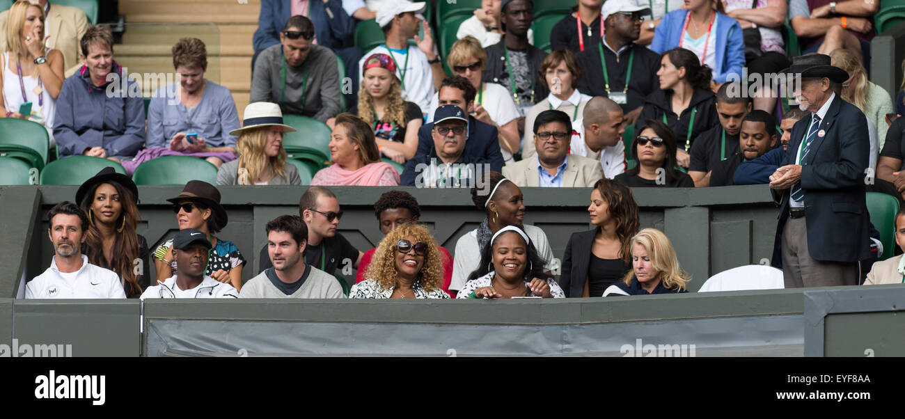 07.07.2015. Le Wimbledon Tennis Championships 2015 tenue à l'All England Lawn Tennis et croquet Club, Londres, Angleterre, Royaume-Uni. Serena Williams (USA) [1] v Victoria Azarenka (CRO) [23], Simple dames - Quart de finale sur le Court central. Banque D'Images