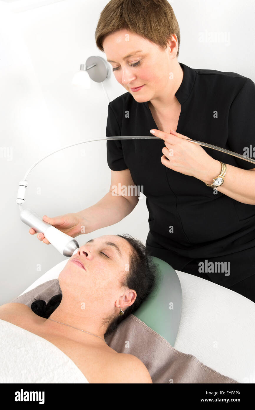 Femme client obtient face au traitement minceur beauty clinic Banque D'Images