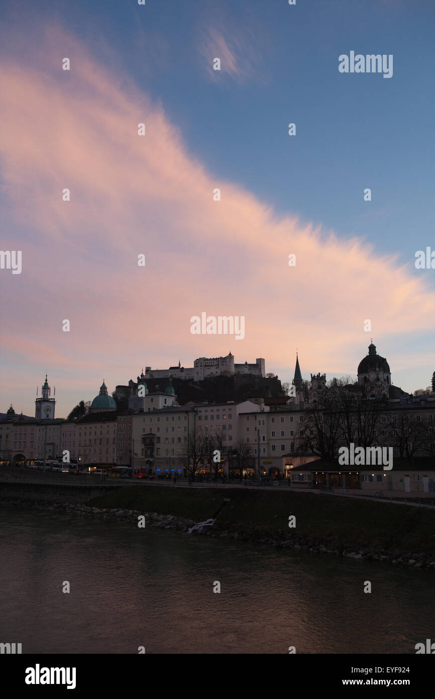 Le centre historique et le château vu de la rivière Salzach, au crépuscule d'un nuage rose, Salzbourg, Autriche Banque D'Images