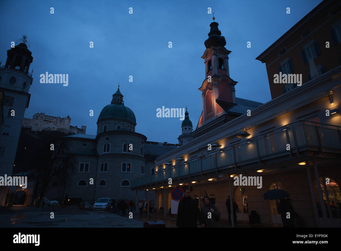 Mozartplatz avec le château sur la colline au-dessus de lui, Salzbourg, Autriche Banque D'Images