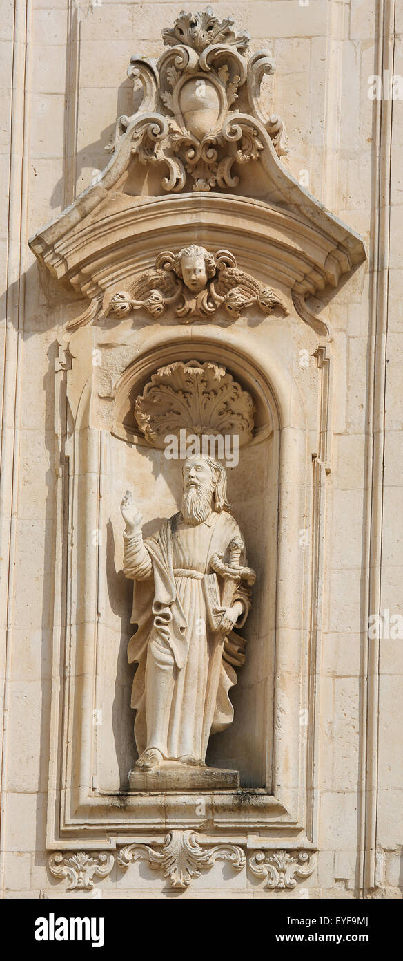 Statue de Saint Paul dans la basilique de Martina Franca, province de Taranto, Italie du Sud. Banque D'Images