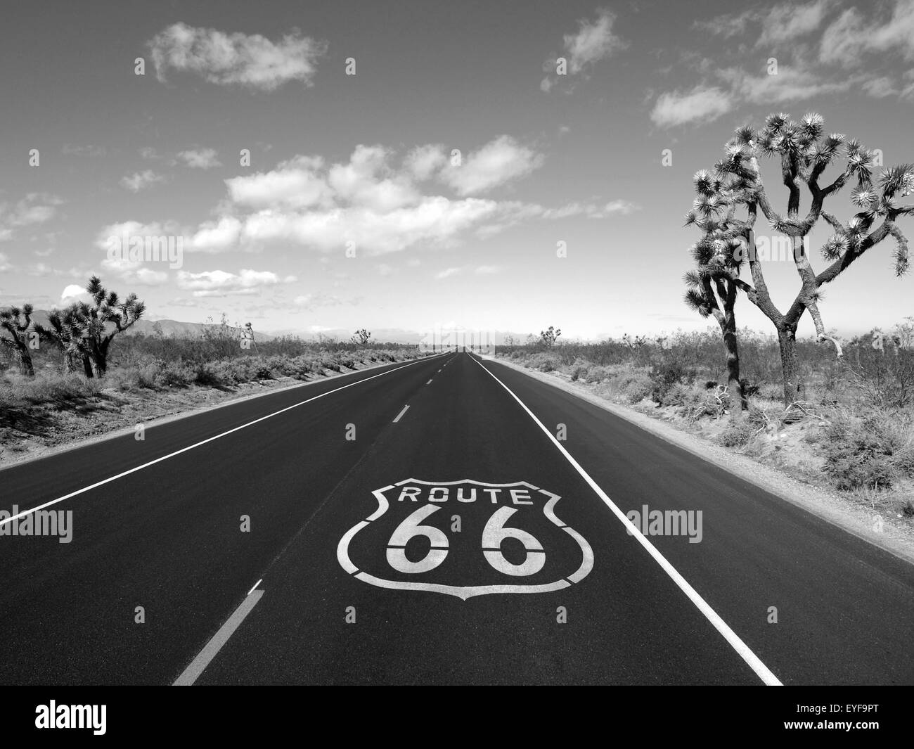 Route 66 traversant le désert de Mojave en Californie. Banque D'Images