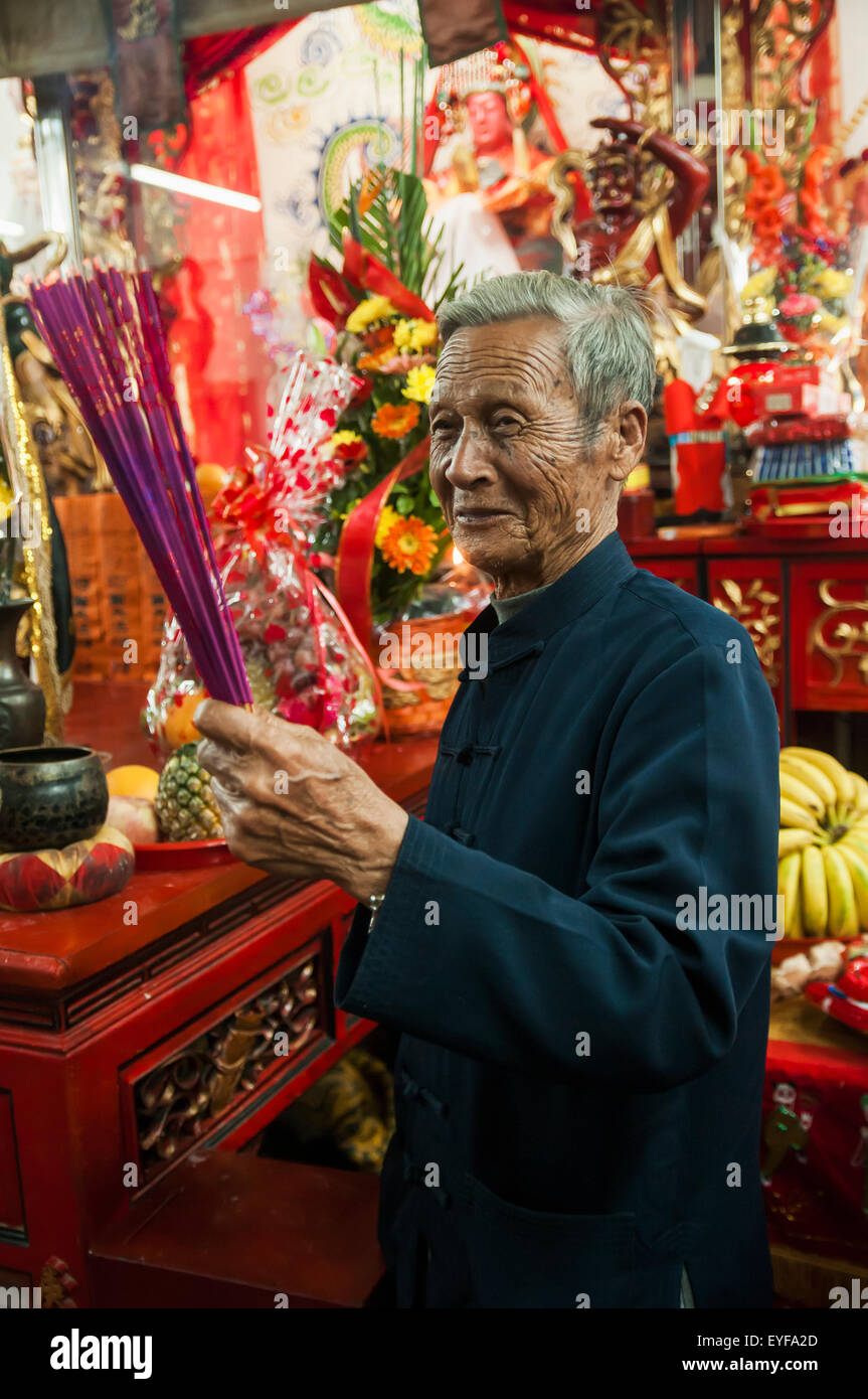 Rituel taoïste à l'intérieur de temple faites par les acteurs de l'opéra chinois ; Xiamen, Fujian, Chine Banque D'Images