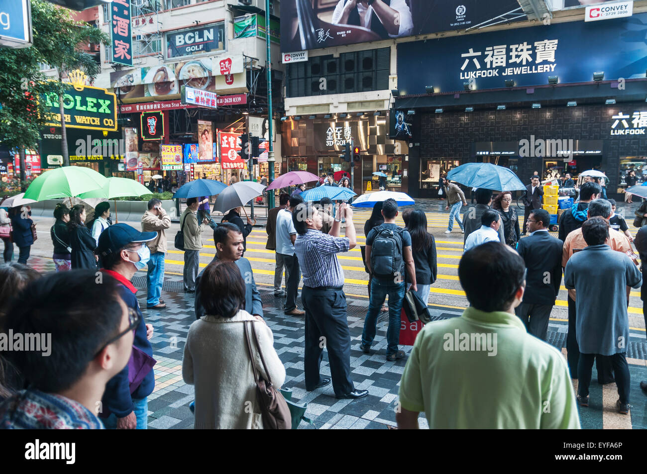 Les piétons le long de Nathan Road en face de Chungking Mansions, Hong Kong, Chine Banque D'Images
