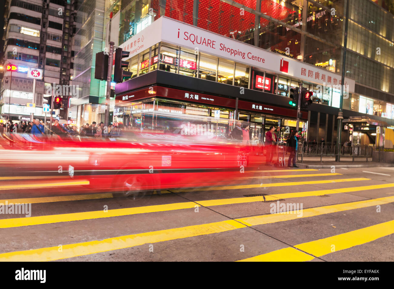 Taxi rouge et les piétons le long de Nathan Road en face de Chungking Mansions, Hong Kong, Chine Banque D'Images