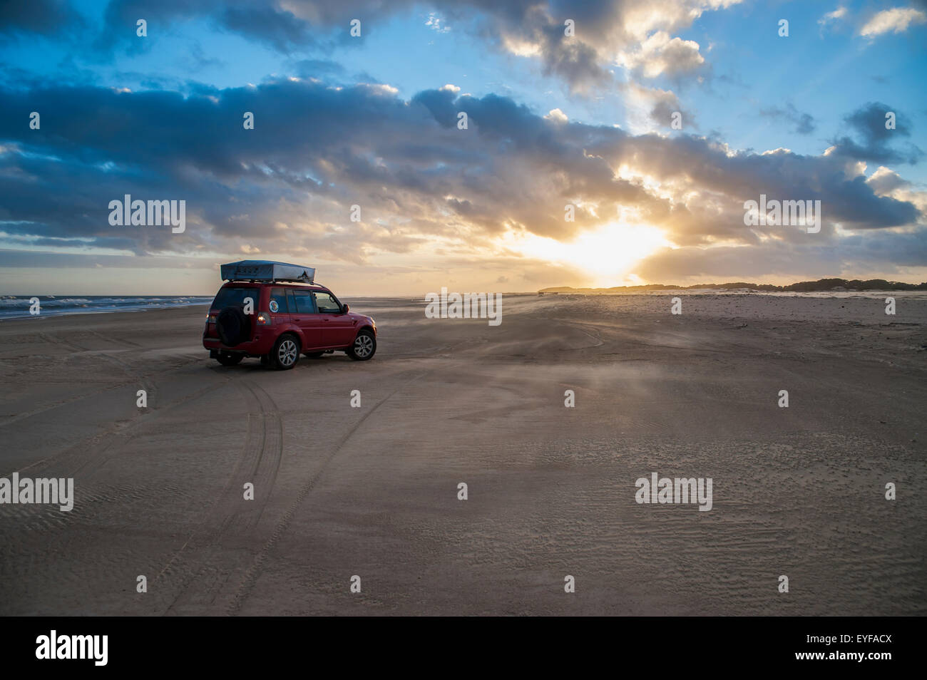 Un véhicule se trouve sur Casino plage au coucher du soleil, la plus longue plage du monde, Rio Grande do Sul, Brésil Banque D'Images
