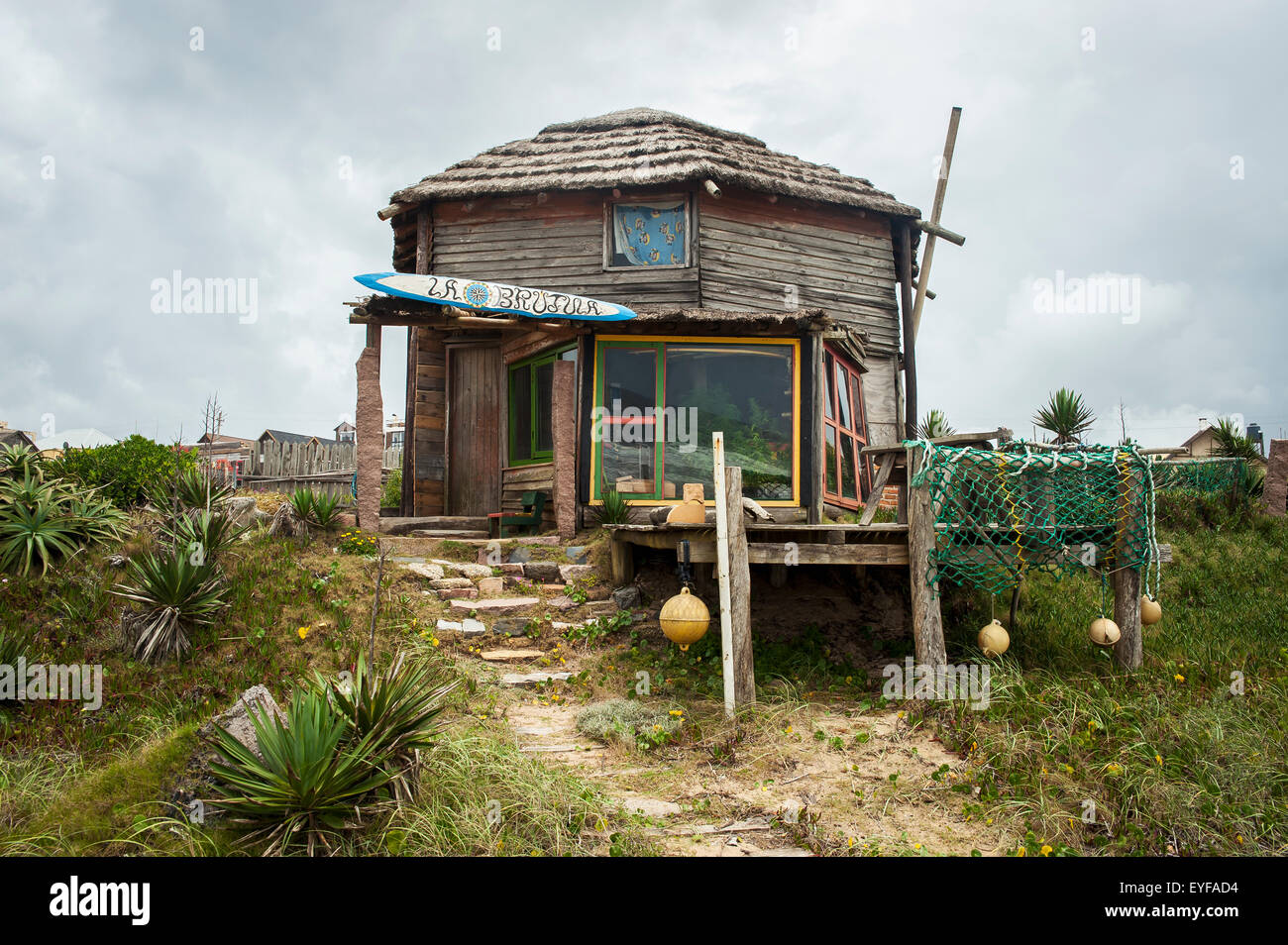 Maison en bois patiné au large de la plage ; Punta del Diablo, Uruguay Banque D'Images