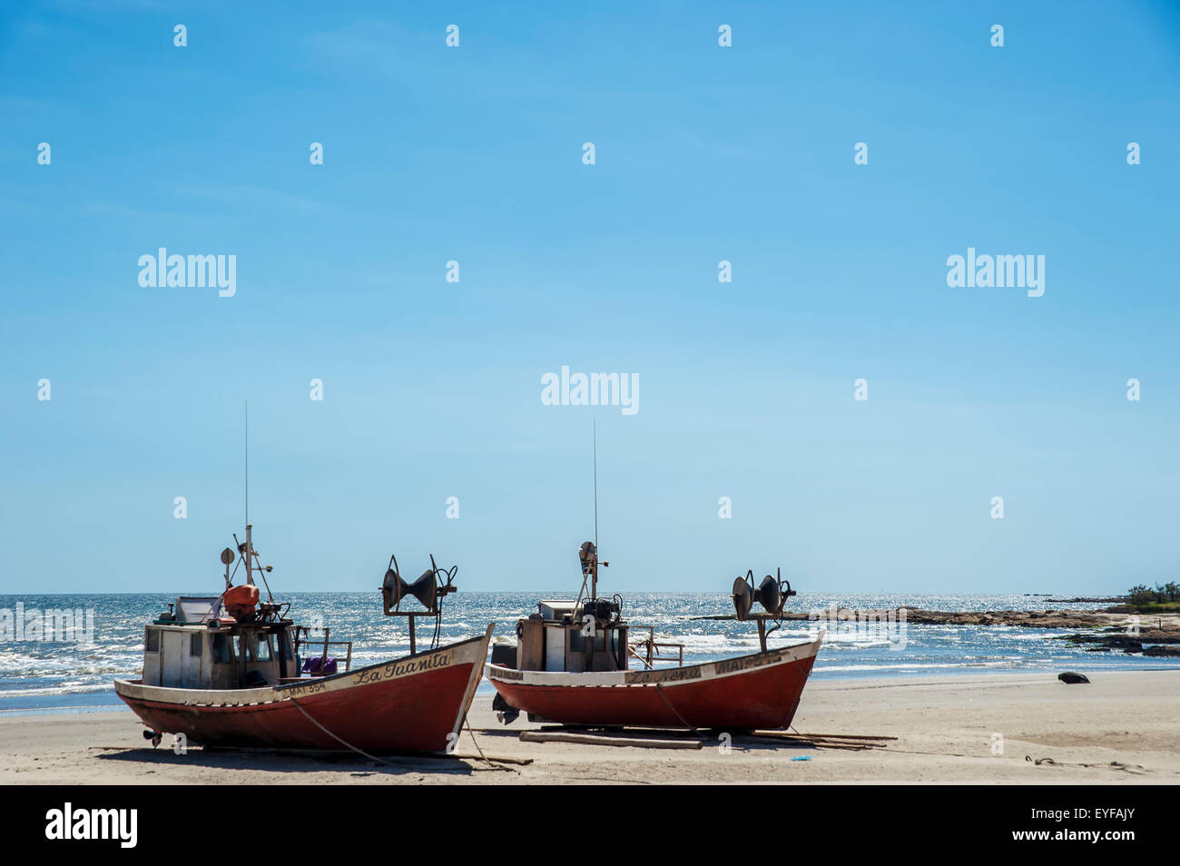 Bateaux de pêche sur la plage ; Cabo Polonio, Uruguay Banque D'Images