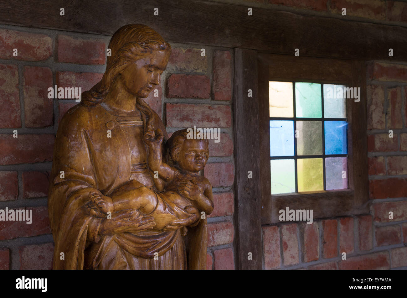 Statue en bois de la Vierge Marie avec Jésus enfant dans ses bras Banque D'Images