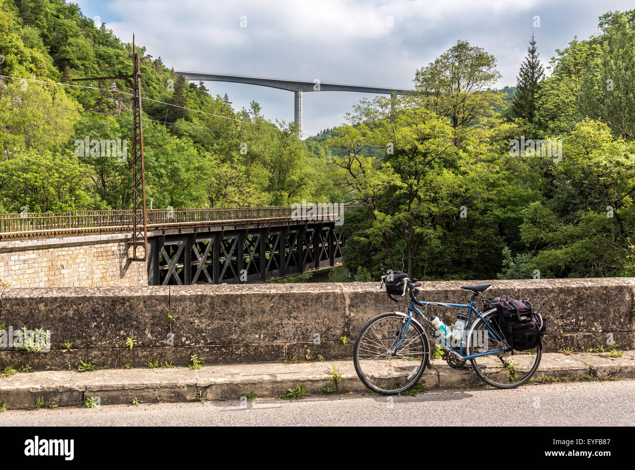 Transport routier, ferroviaire et autoroutier (A75) les ponts, la rivière Lot, les ajustons, france Banque D'Images