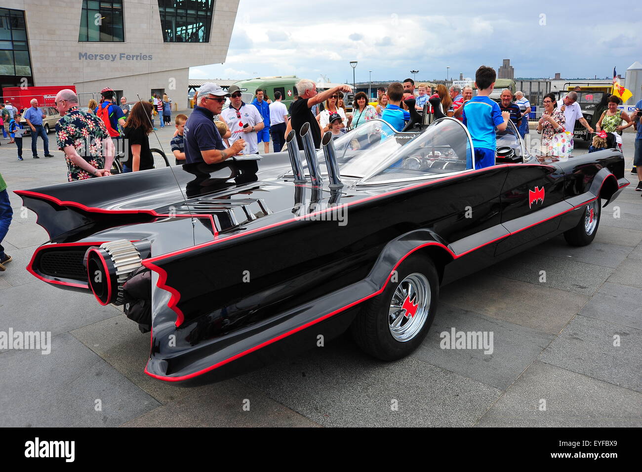 Réplique de Batmobile 1966 sur Show à Liverpool's Pier Head. Banque D'Images