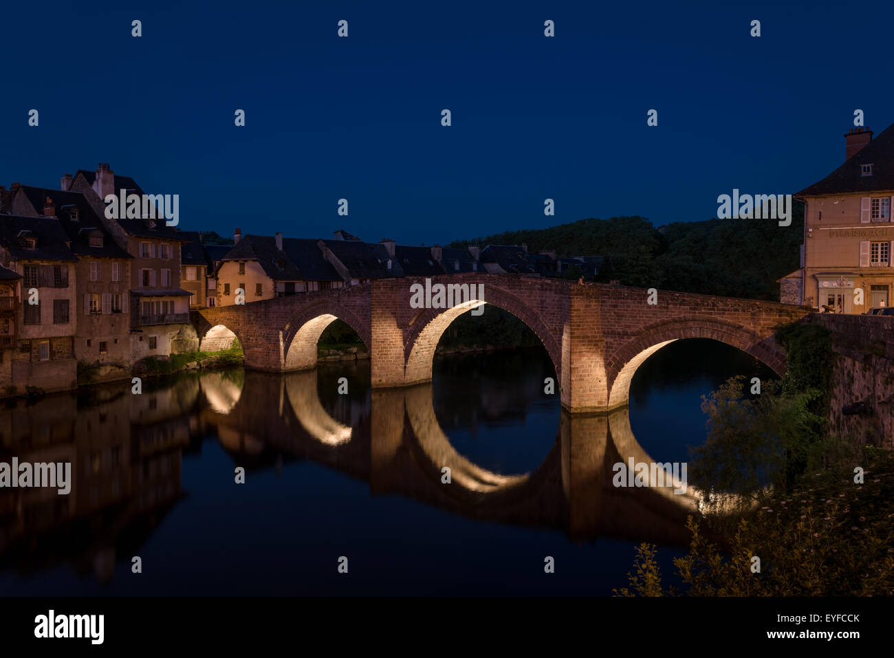 Vieux pont et la rivière Lot de nuit, Espalion, france Banque D'Images