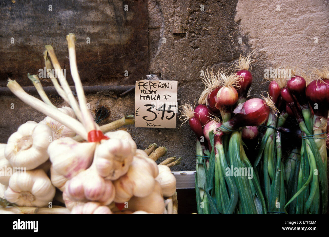 Alimentation : l'ail et les Échalotes Oignons / At A Market Stall sur Via Clavature, Bologne, Italie Banque D'Images