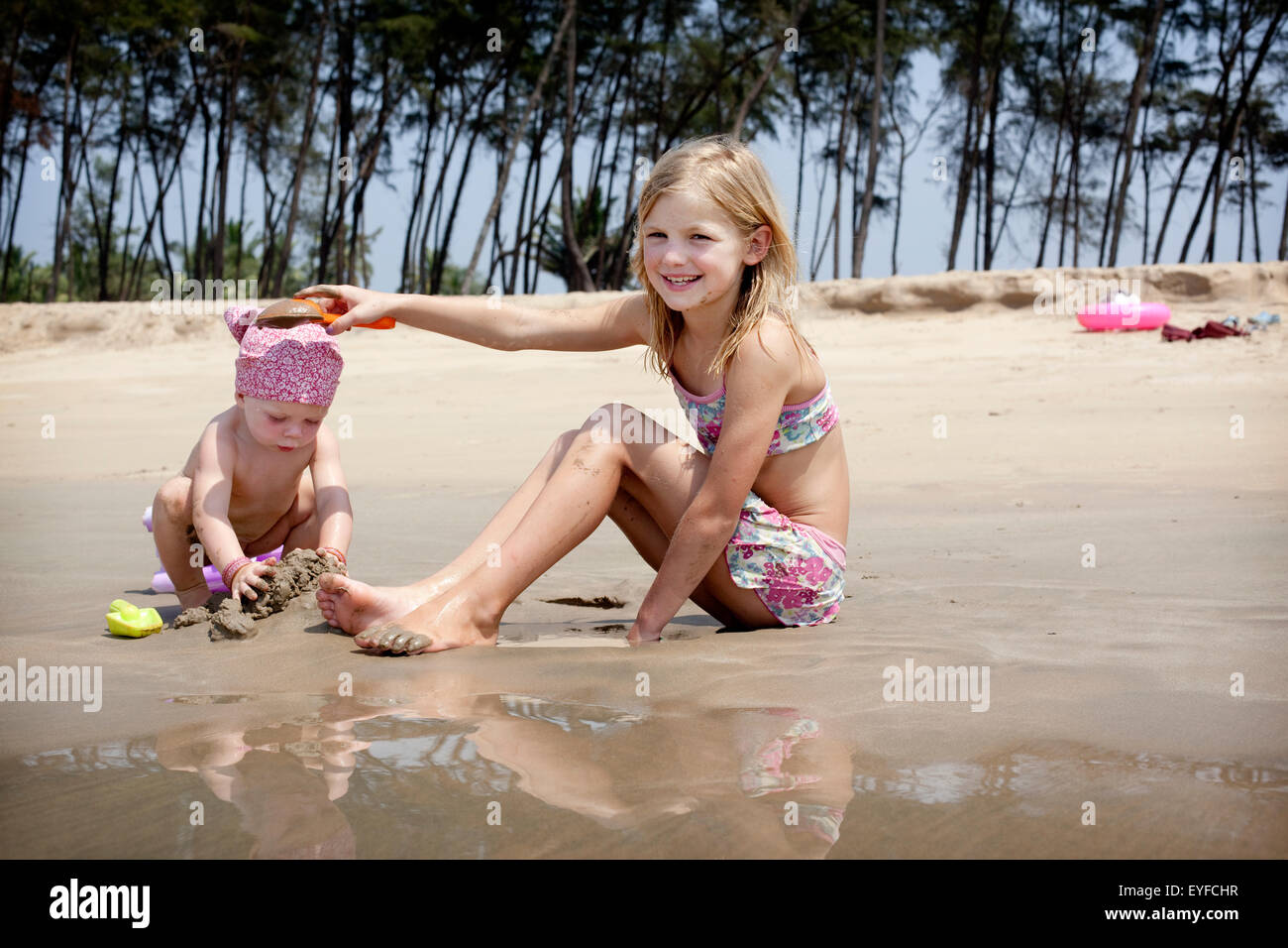 Les enfants jouent ensemble en vacances faire des châteaux de sable, Turtle  Beach, Goa, Inde Photo Stock - Alamy