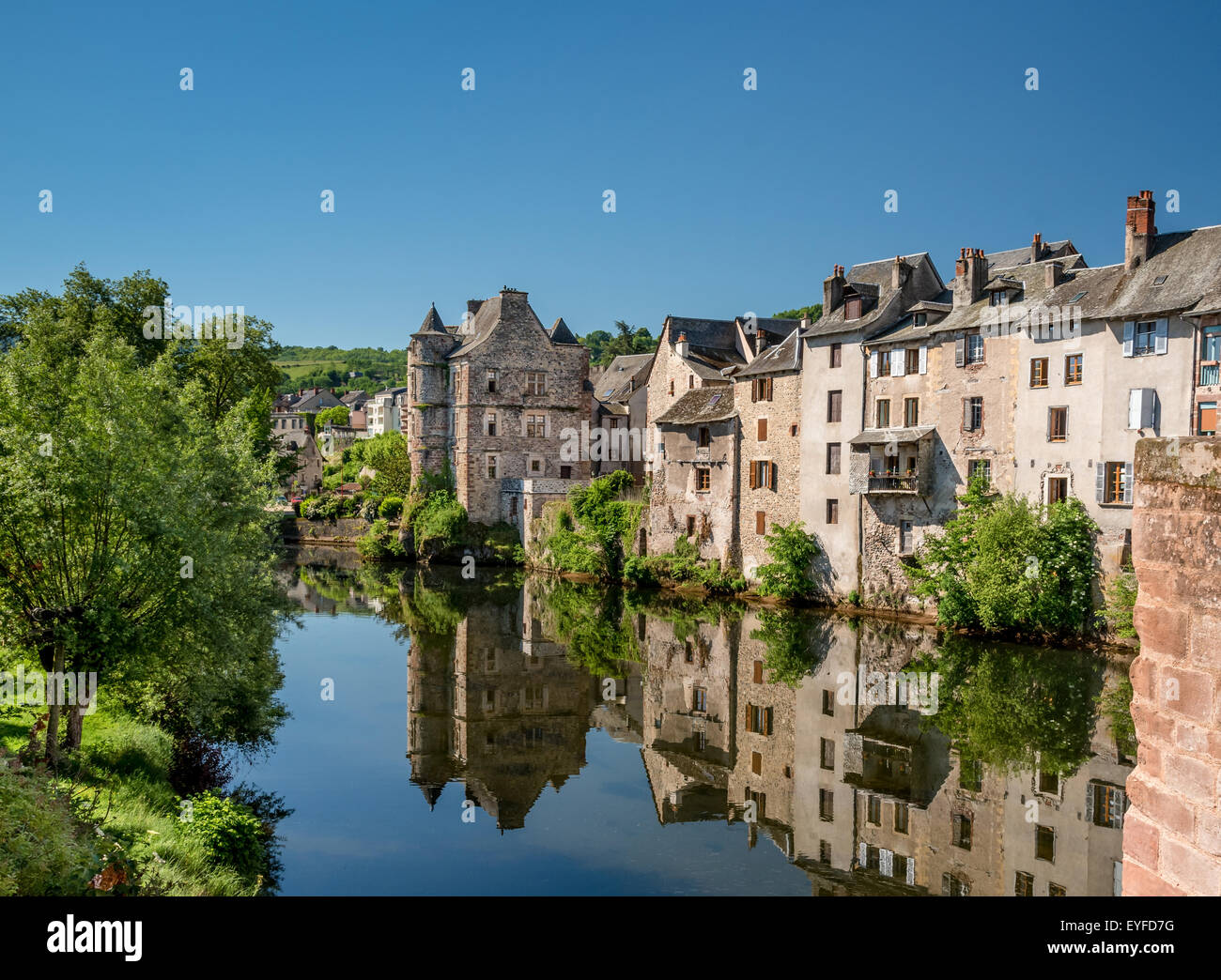 'Vieux palais' (ancien palais) de l'ancien pont sur la rivière du Lot, Espalion, france Banque D'Images