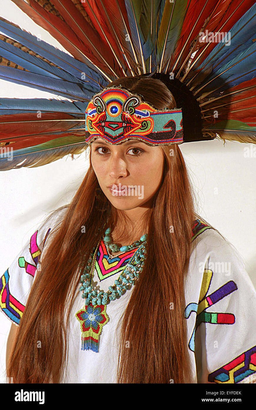 Un membre féminin de la tribu ou Acjachemen Juaneno de Californie Mission Indians en vêtements de cérémonie modèles un tête formelle robe. Remarque l'habillement et d'haliotide. La tribu est situé à San Juan Capistrano, CA. Banque D'Images