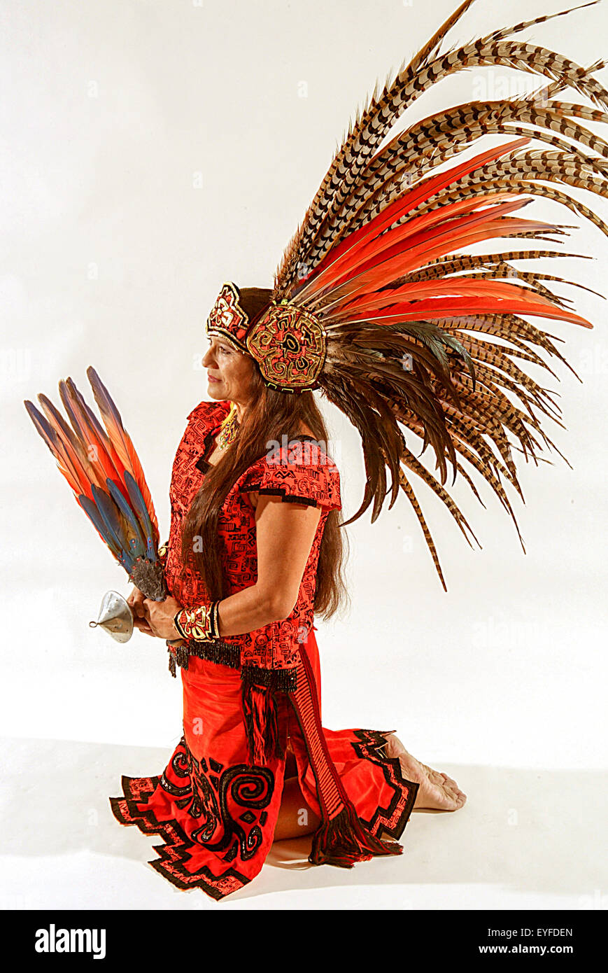 Un membre féminin de la tribu ou Acjachemen Juaneno de Californie Mission Indians en vêtements de cérémonie modèles un tête formelle robe. Remarque l'habillement et d'haliotide. La tribu est situé à San Juan Capistrano, CA. Banque D'Images