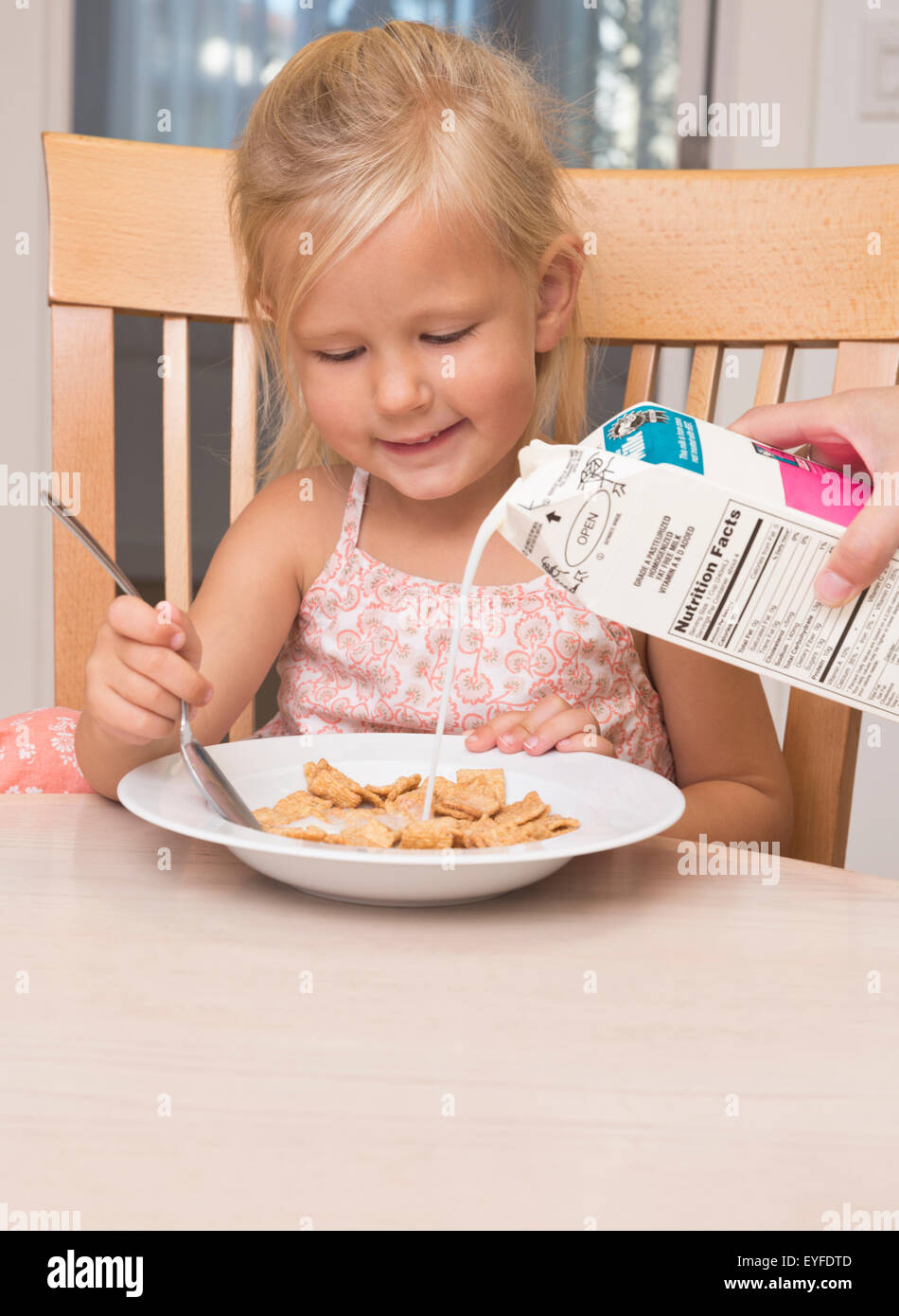 Girl (2-3) eating breakfast Banque D'Images