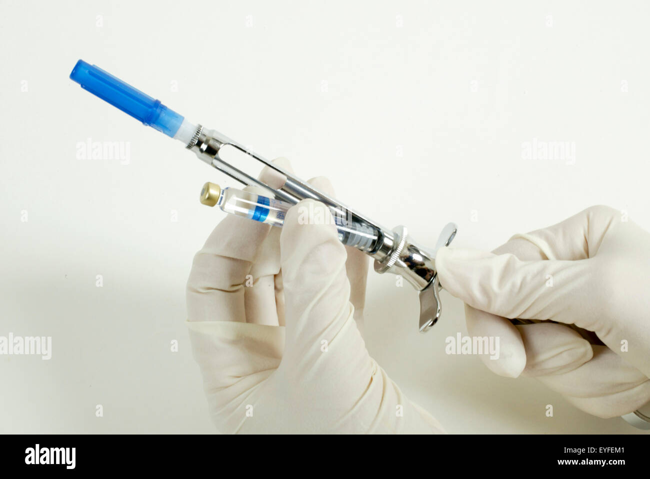 Anesthetic syringe Banque de photographies et d'images à haute résolution -  Alamy