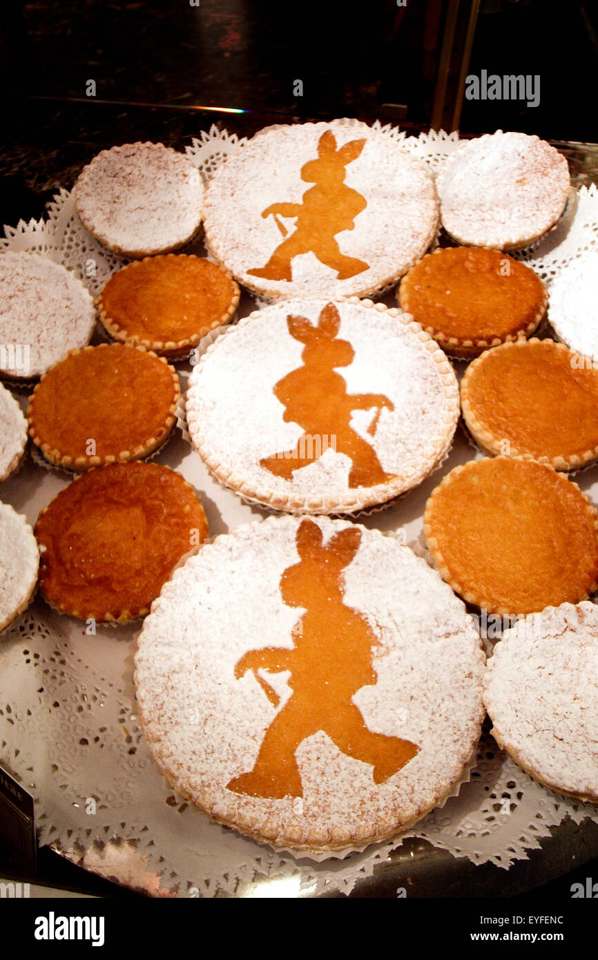 Lapins de Pâques se profilent dans du sucre en poudre sur les cookies à une boulangerie Suisse. Banque D'Images