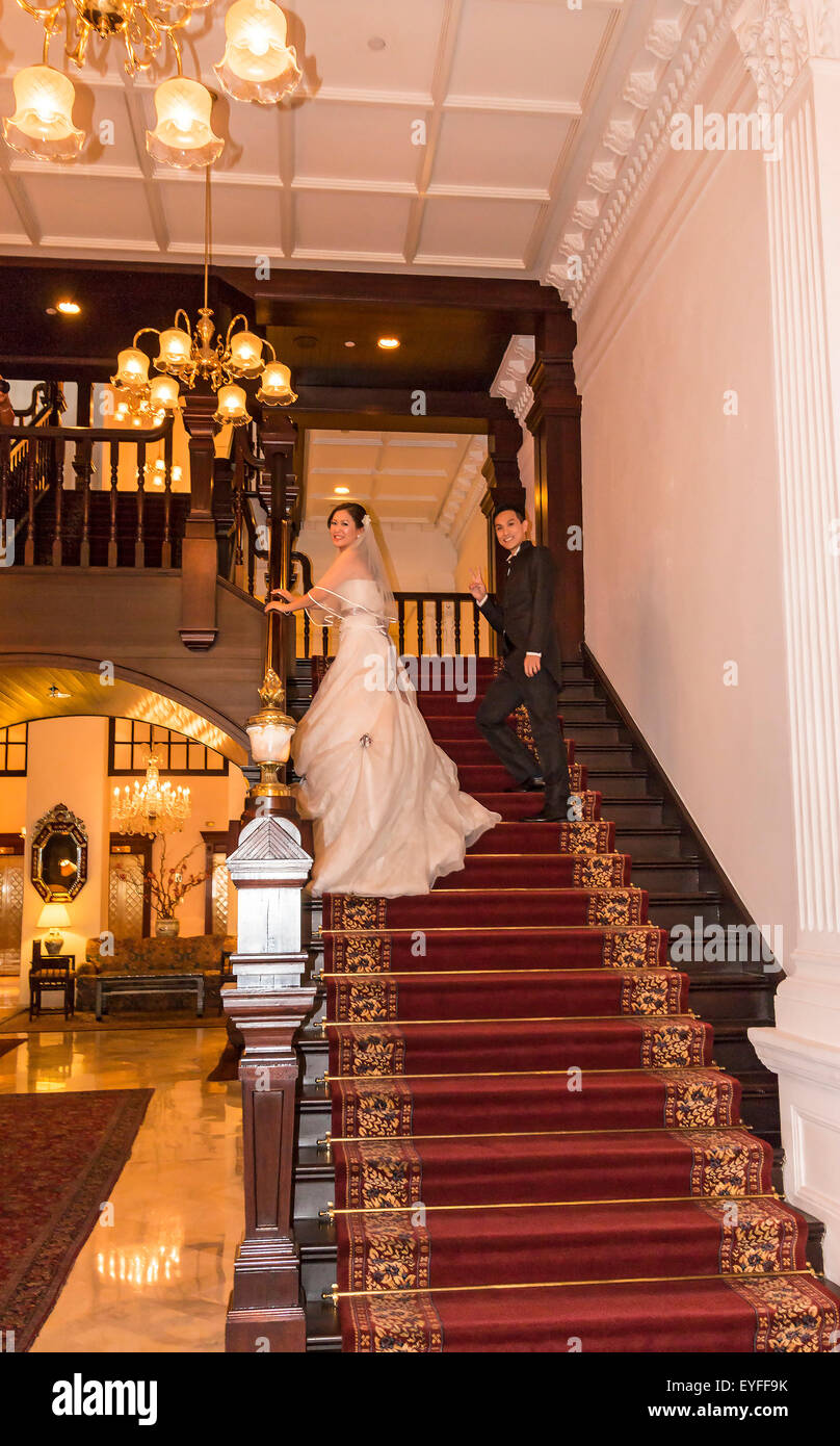 A couple de mariage photos prises sur le Raffles Hotel, qui a été construit en 1887 et est devenu l'icône la plus connue de Singapour. Banque D'Images