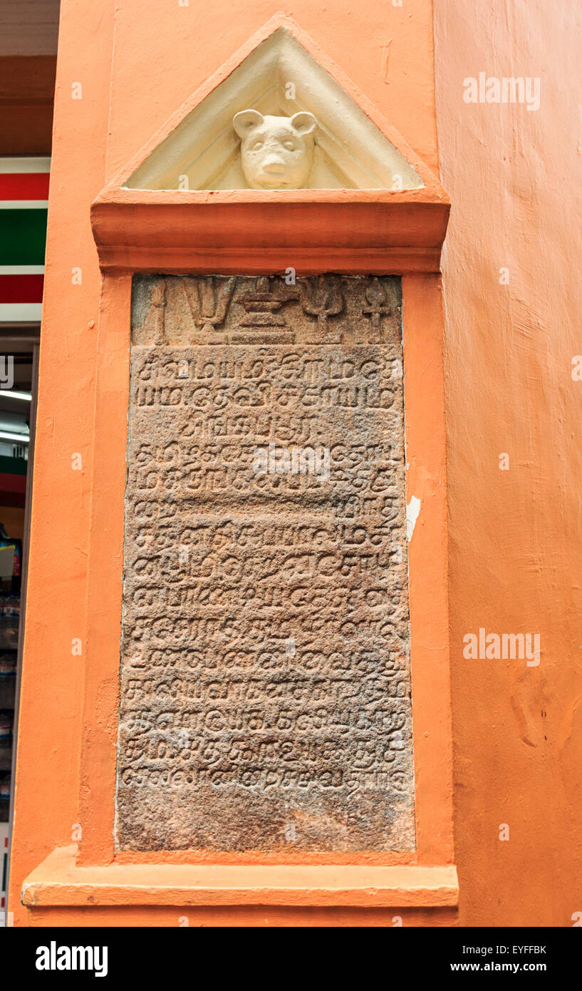 Une plaque de pierre sur un pilier de la Little India Arcade dans Little India, Singapour avec des mots gravés dans la langue tamoule. Banque D'Images