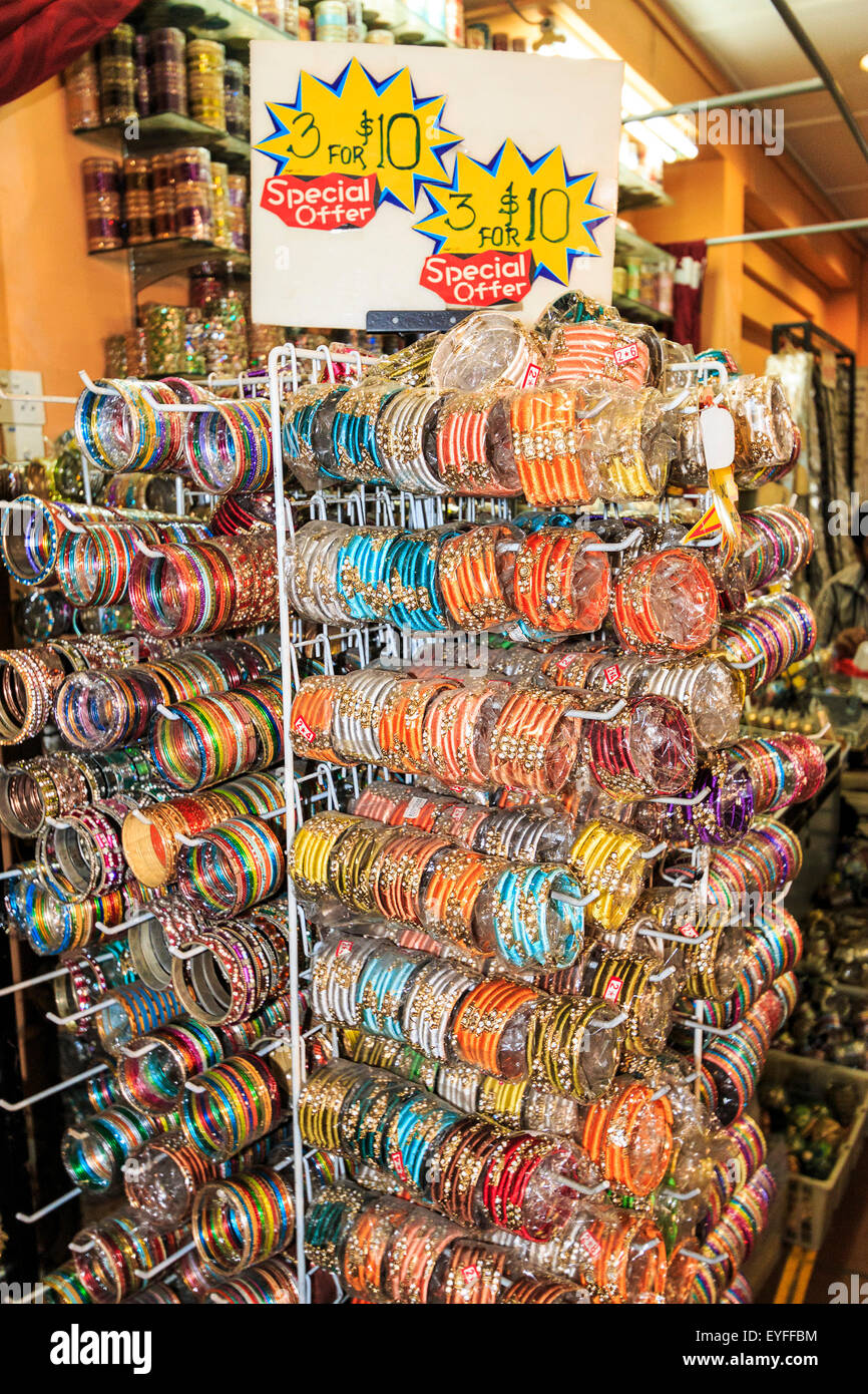 Bangle bracelets à vendre à Singapour Little India du district. Banque D'Images