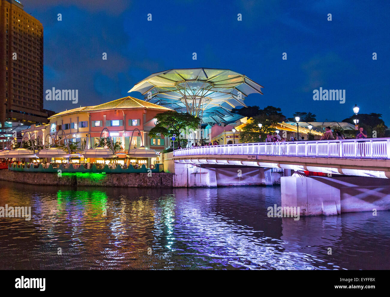 Vue du quai Clarke la nuit, allumé dans le changement de couleurs. La transformée d'entrepôts le long de la rivière Singapour devient une mag Banque D'Images