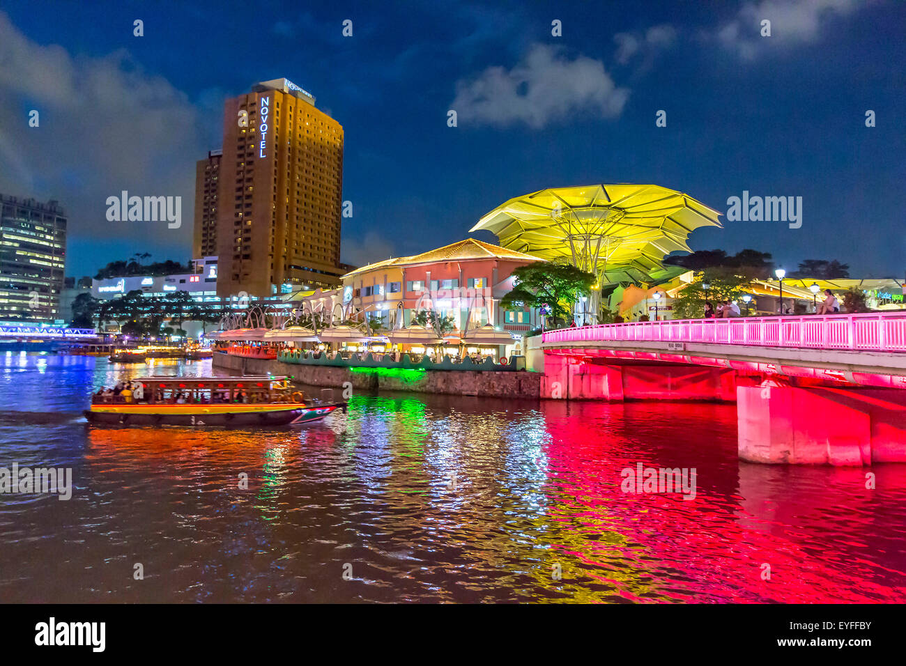 Vue du quai Clarke la nuit, allumé dans le changement de couleurs. La transformée d'entrepôts le long de la rivière Singapour devient une mag Banque D'Images