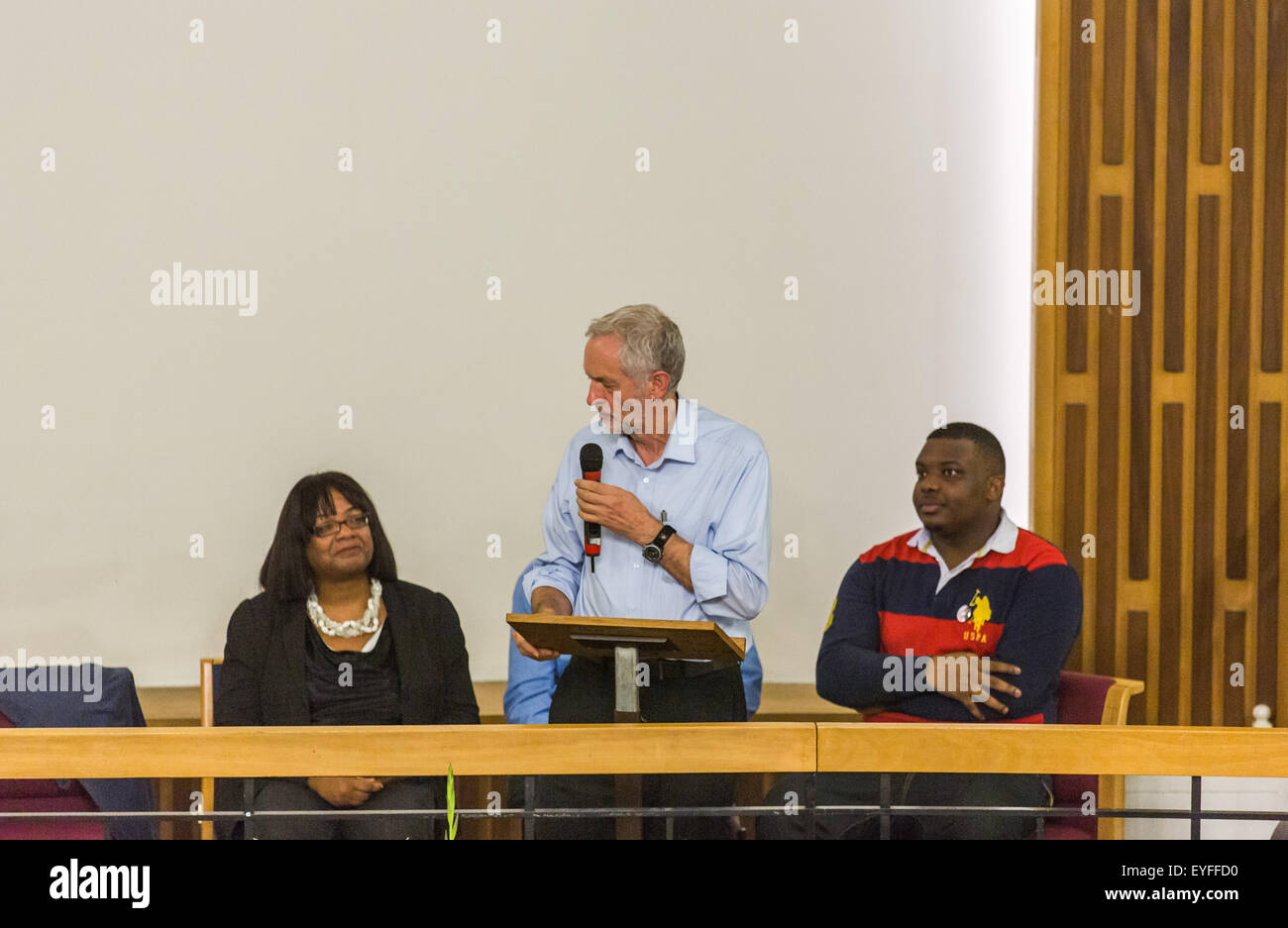 Londres, Royaume-Uni. 28 juillet, 2015. La politique. Diane Abbott et Jeremy Corbyn adresse une réunion à Bloomsbury sur les politiques qu'ils pense que les besoins de main-d'œuvre de gagner et sur leurs propres campagnes pour le Maire de Londres et dirigeant syndical. La réunion a été sollicité, avec salle comble. Credit : carol moir/Alamy Live News Banque D'Images