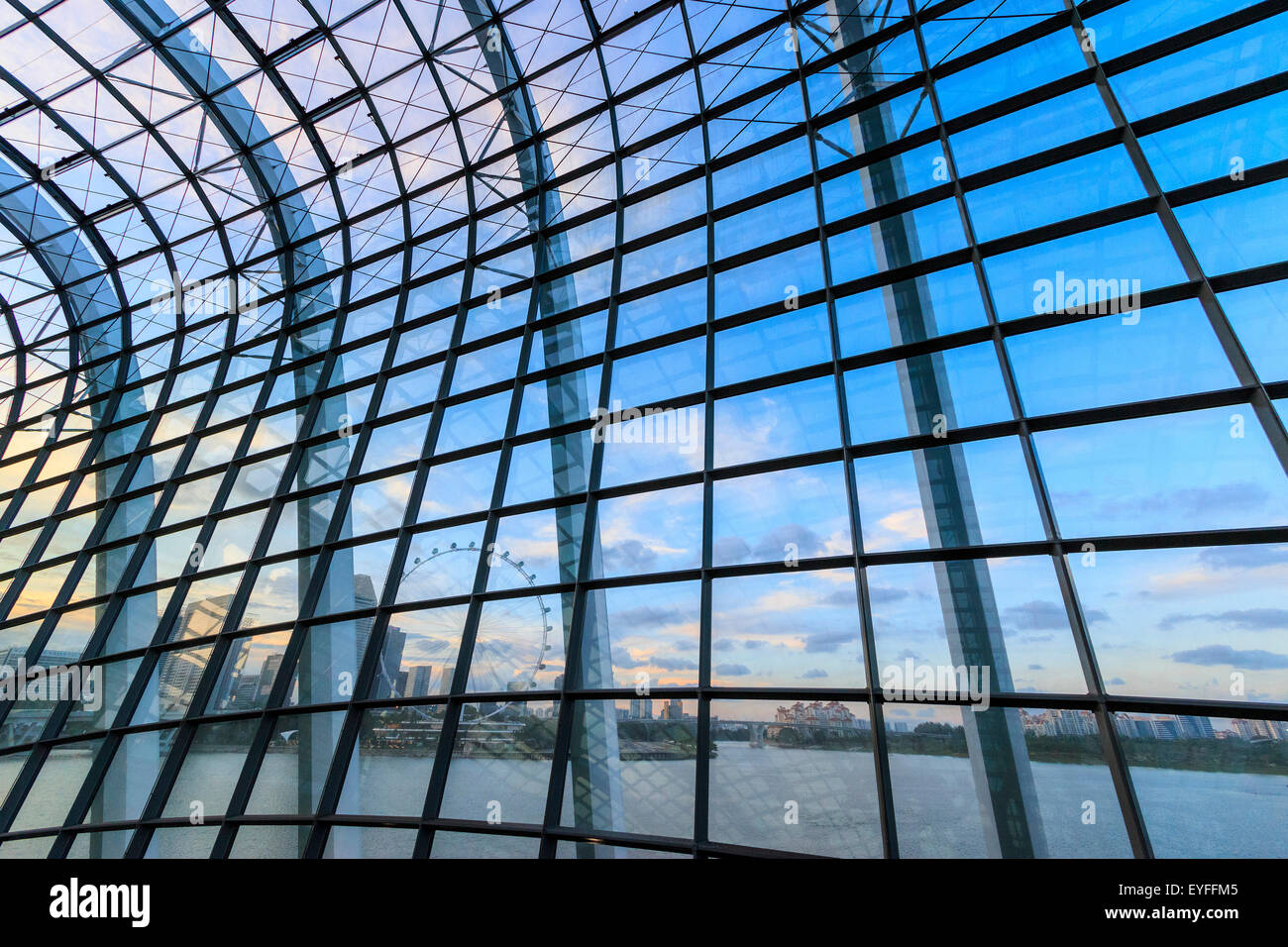 Vue sur les toits de Singapour par jour à partir de la fleur du climat méditerranéen de jardins jardin dôme par la baie Banque D'Images