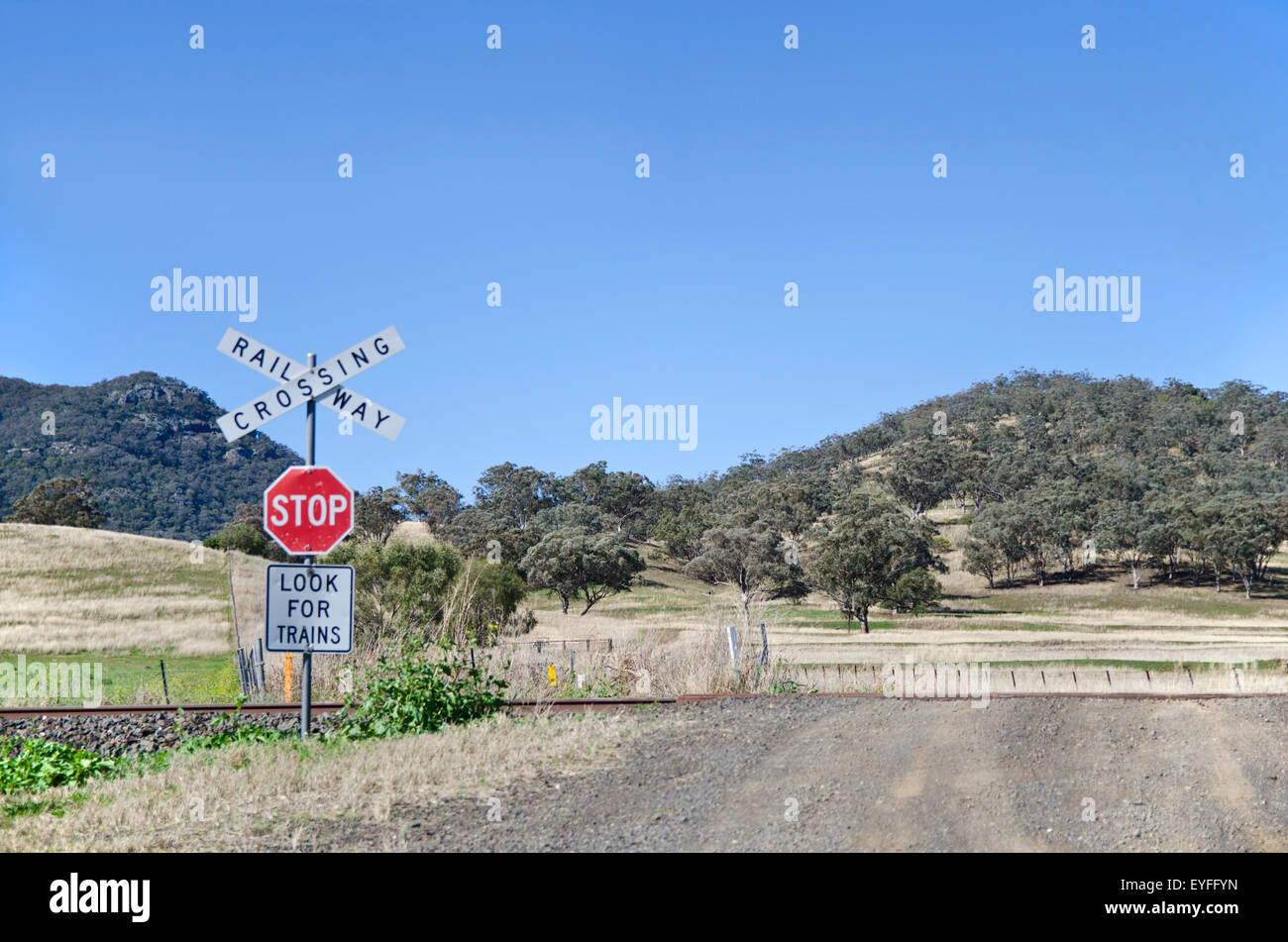 Passage à niveau on Rural Road, dans les pentes du NSW Australie Banque D'Images