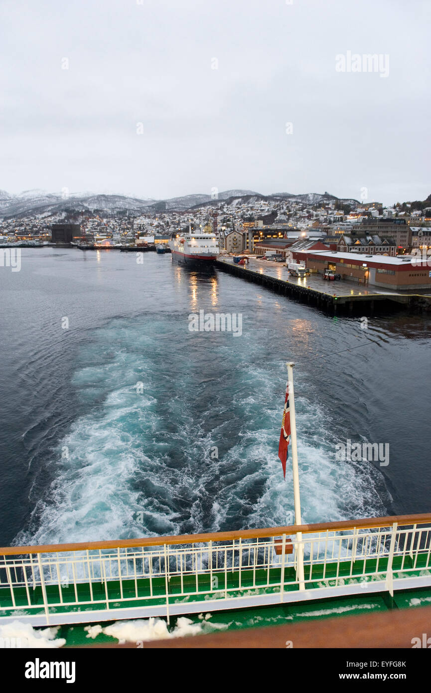 Quitter le port de Harstad à bord du navire Hurtigruten MS Nordlys, la plus grande ville de la Norvège ; îles Vesteralen Banque D'Images